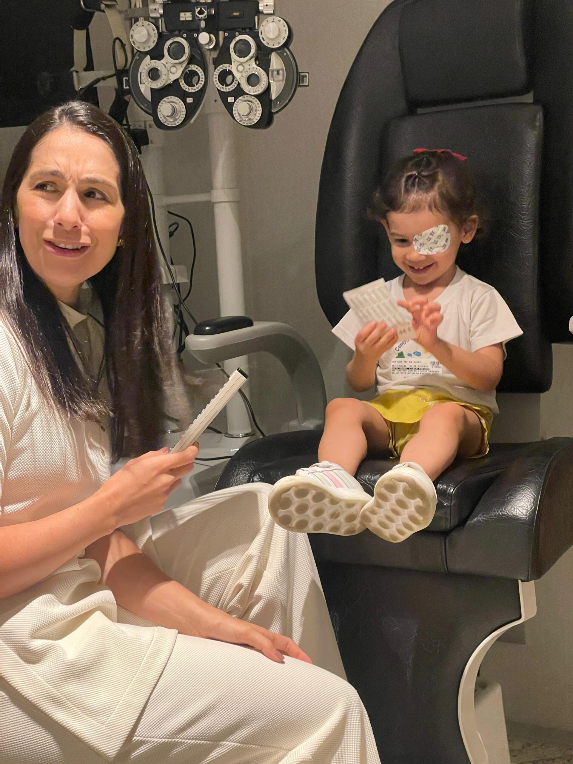 Dra. Nathalia Donadio durante atendimento oftalmológico pediátrico